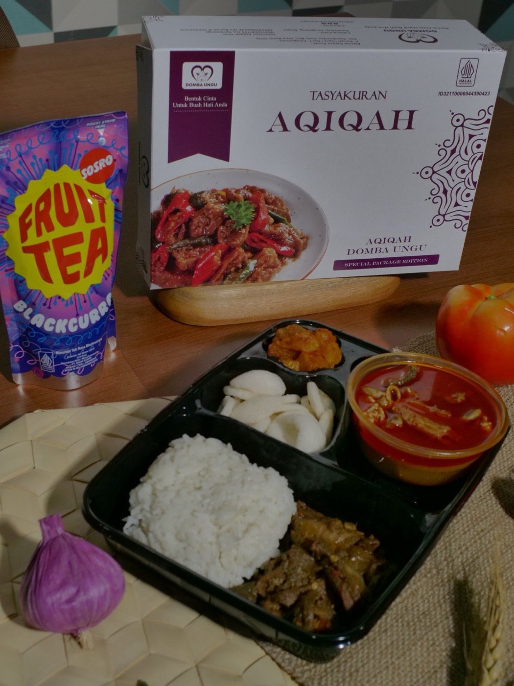 Box Tasyakuran Aqiqah Domba Ungu dan nampan bento berisi nasi, gulai, dan olahan daging