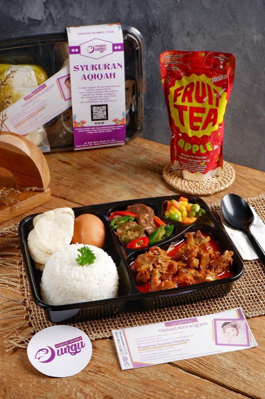 Isi box aqiqah Domba Ungu: nasi, telur, sate, dan tumis daging dalam nampan bersekat